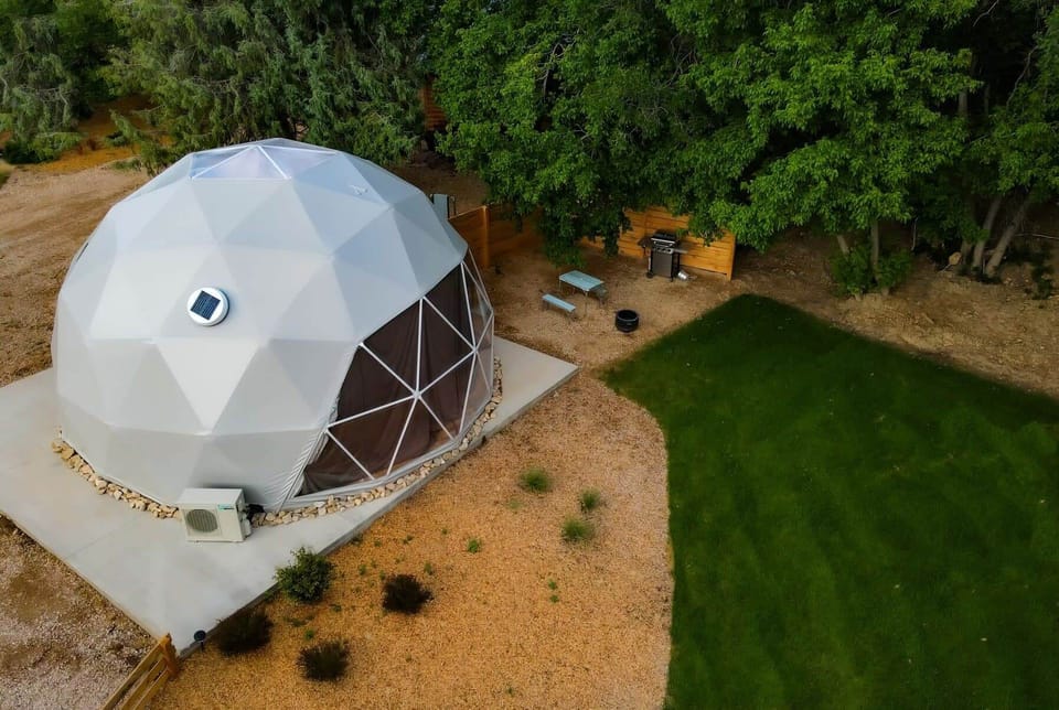 Discover the hidden gem of Glendale, Utah! Our Zen Zion Evergreen Dome is surrounded by natural wonders, from the peaceful Virgin River to Zion National Park. It's the perfect spot for hiking, relaxing, and enjoying the starry nights. Sleeps up to 4.