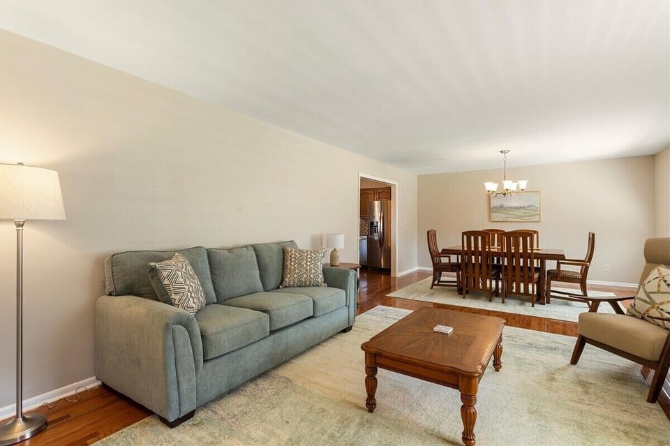 Sitting room near dining table