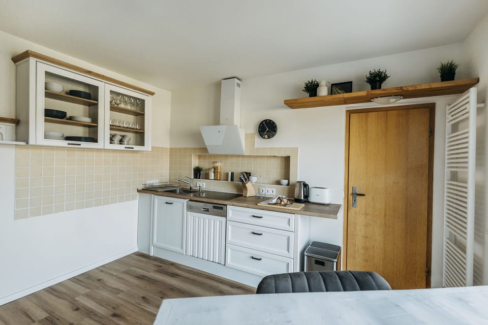 Kaffee, Tee, Pasta, Reis, Gewürze + top Ausstattung - alles da zum Kochen!