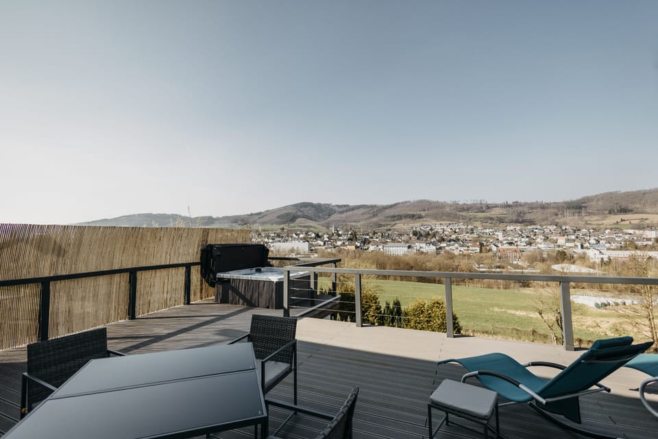 Viel Platz auf der 45qm großen Terrasse und eigenem Jacuzzi! 