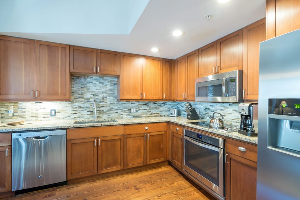 Condo, 2 Bedrooms | Private kitchen | Fridge, oven, coffee/tea maker, toaster