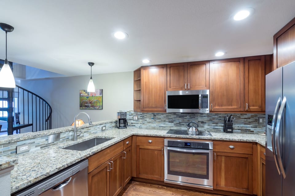 Condo, 3 Bedrooms | Private kitchen | Fridge, oven, coffee/tea maker, toaster