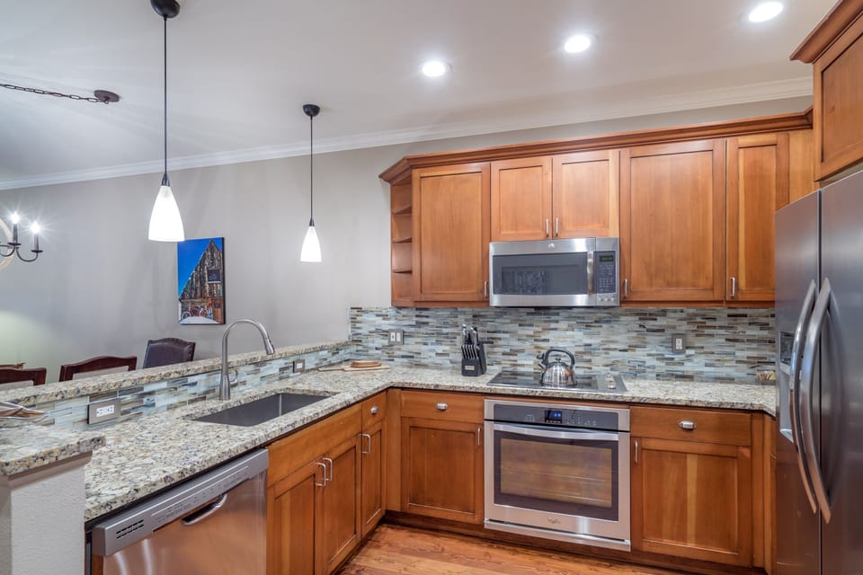 Condo, 3 Bedrooms | Private kitchen | Fridge, oven, coffee/tea maker, toaster