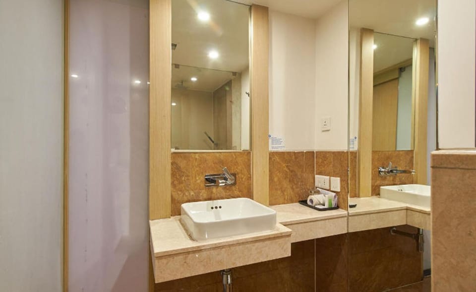 Shower, rainfall showerhead, free toiletries, hair dryer