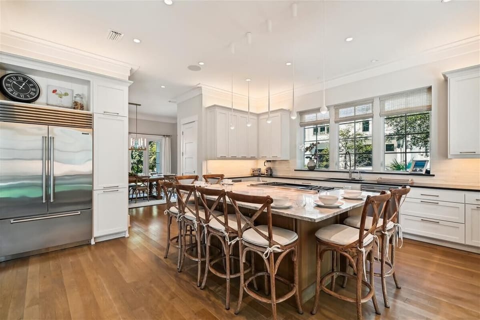 Stunning Chefs Kitchen! Oversized Island - Seating for Eight