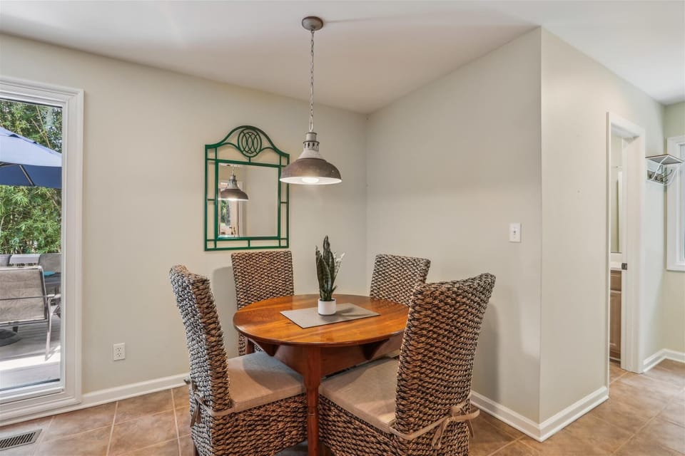 Fourtop Table in Den Living Room at 10 Cartgate