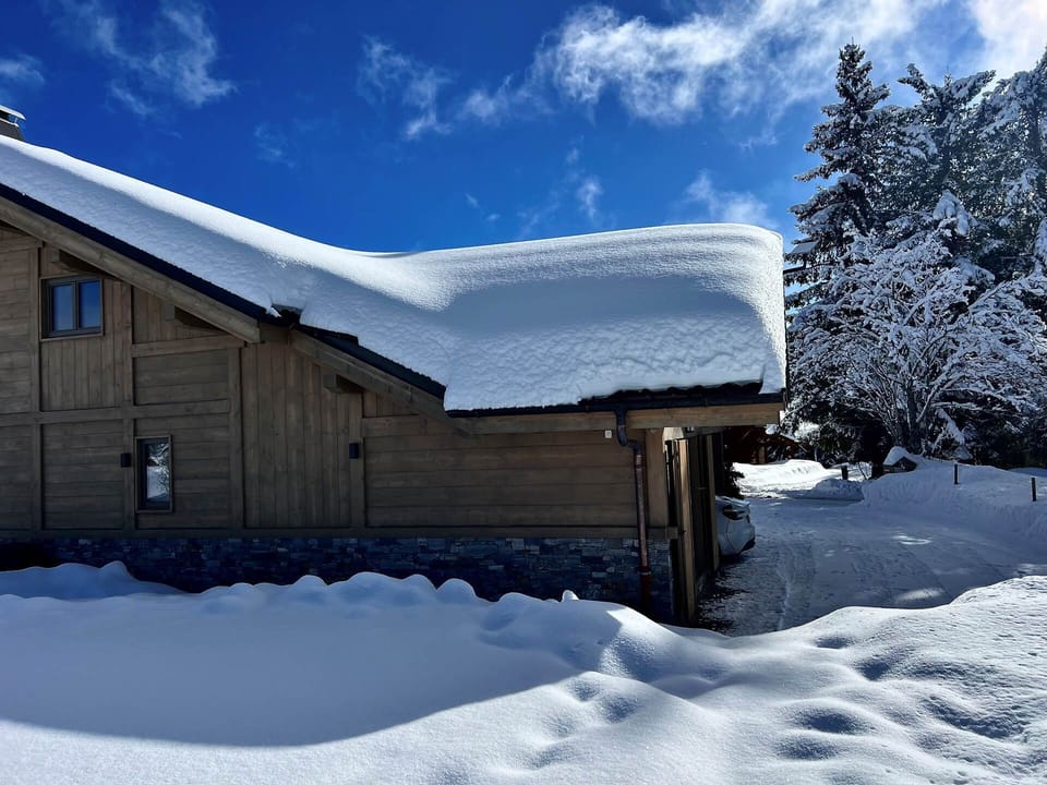 façade arrière sur jardin en hiver du chalet clémence