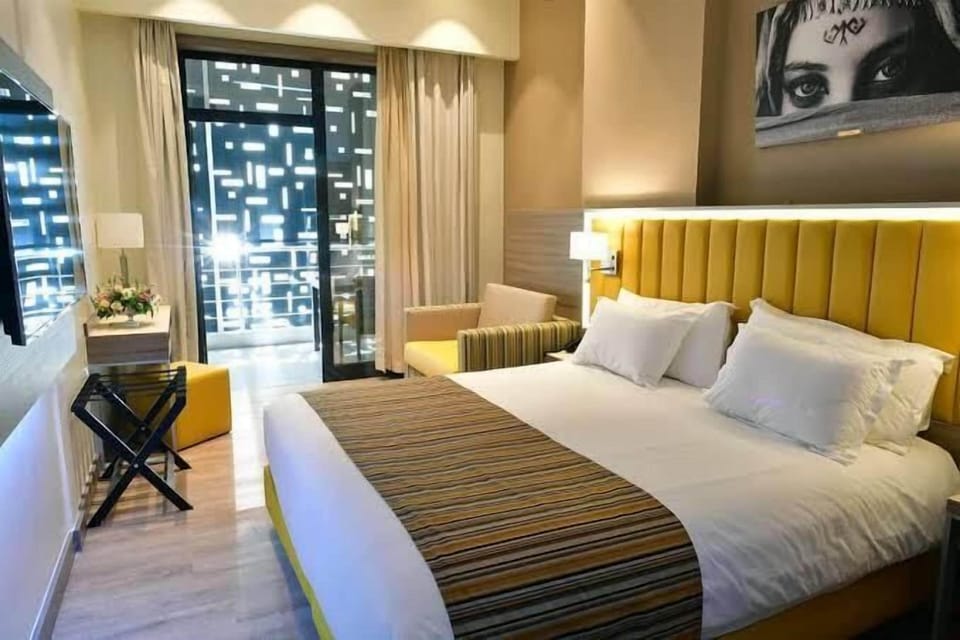 Premium bedding, minibar, laptop workspace, WiFi (free)