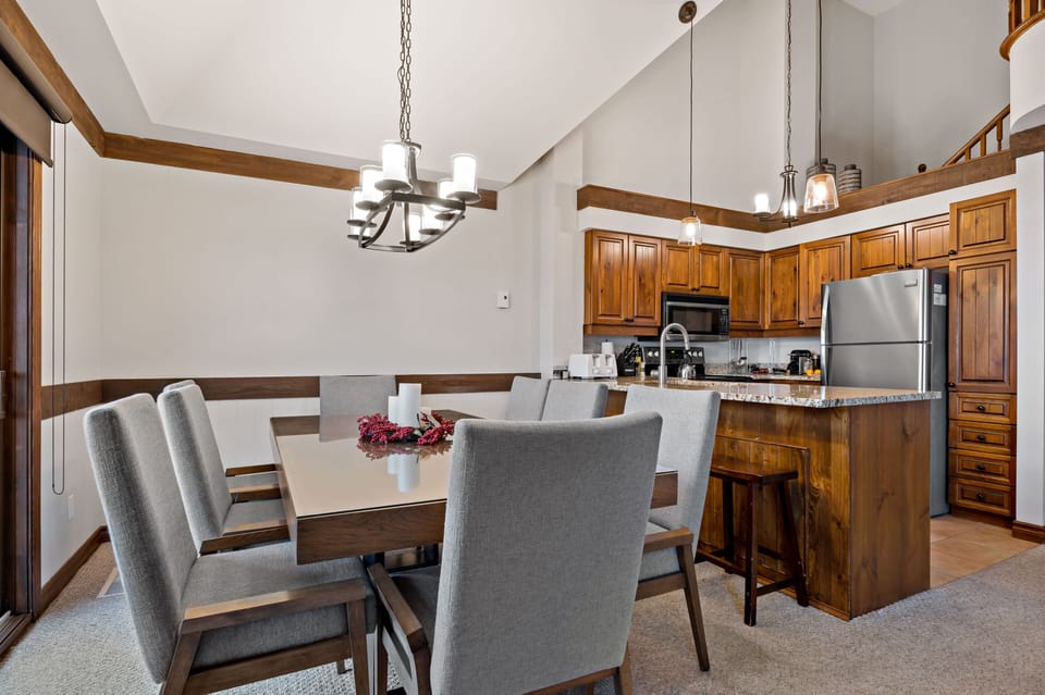 Algonquin 124-09 | In-room dining