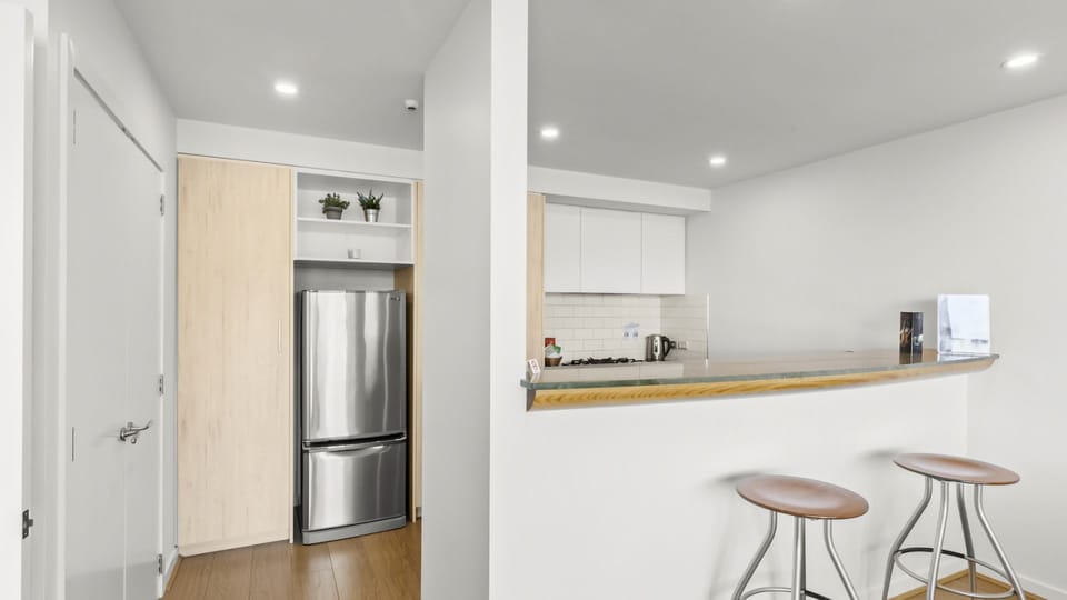 Fully equipped kitchen with laundry