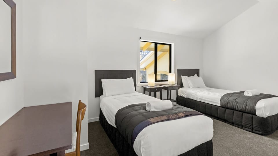 Upstairs bedroom 3 - twin set up