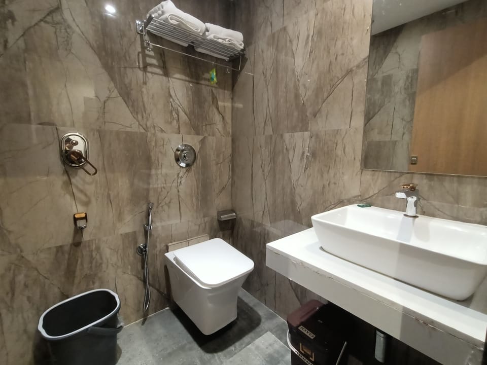 Deluxe Double Room | Bathroom | Shower, rainfall showerhead, bidet, towels