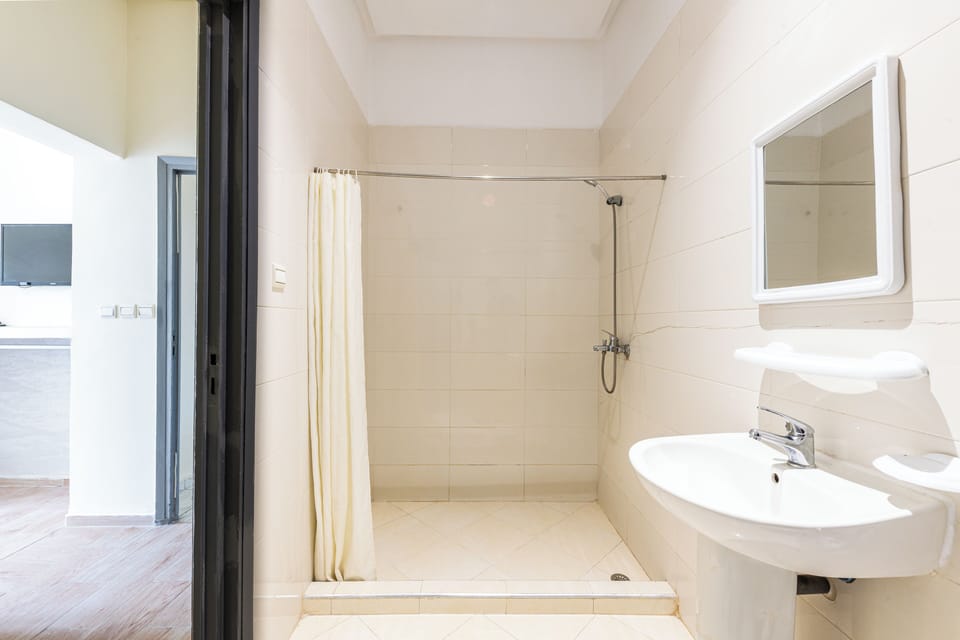 Standard Quadruple Room | Bathroom | Shower, hair dryer, towels, soap