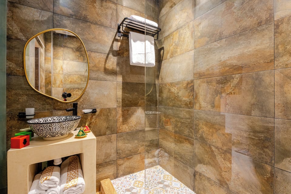 Exclusive House | Bathroom | Shower, rainfall showerhead, free toiletries, hair dryer