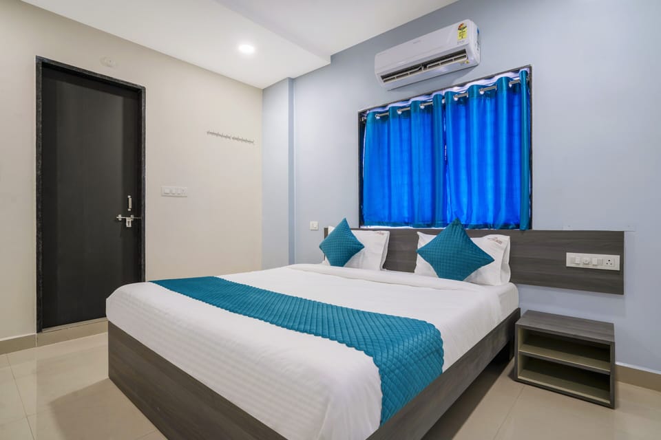 Deluxe Double Room | Individually decorated, individually furnished, desk, laptop workspace