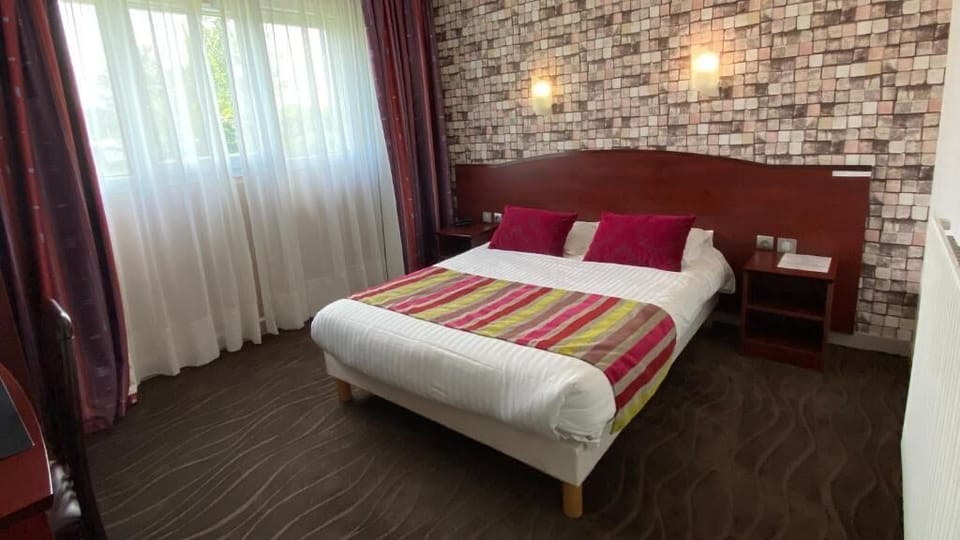 Junior Double Room | Desk, laptop workspace, soundproofing, bed sheets