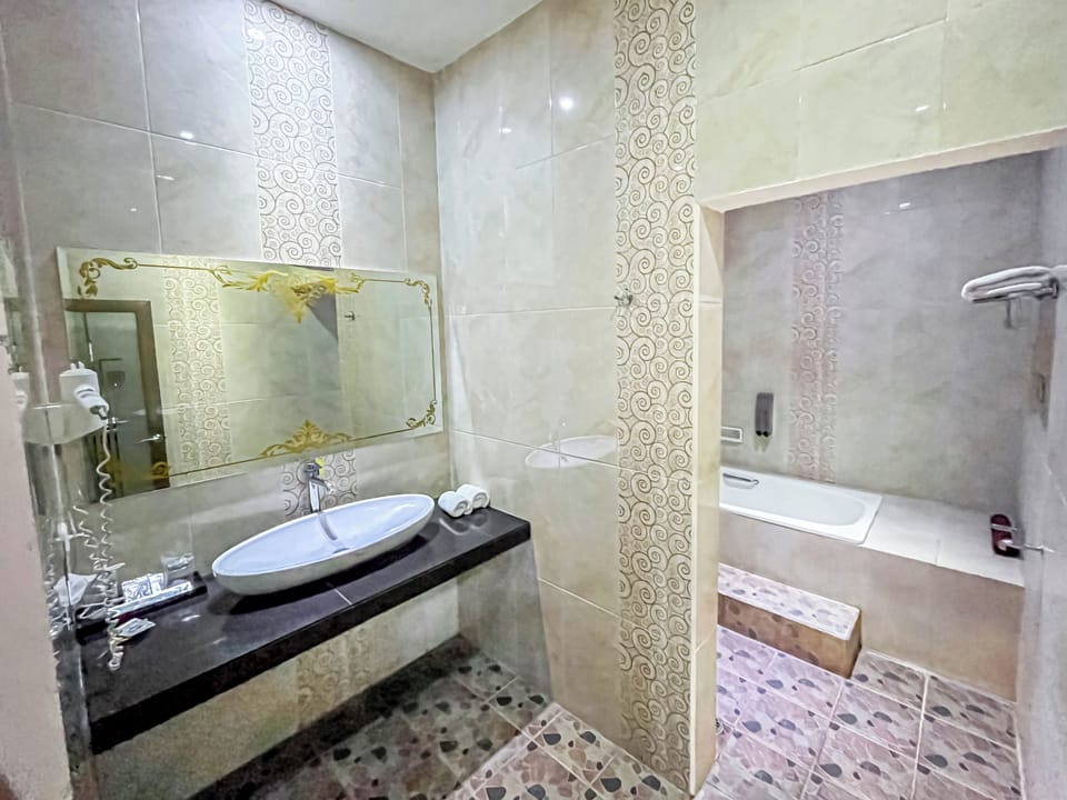 Suite Room | Bathroom | Shower, free toiletries, hair dryer, bathrobes