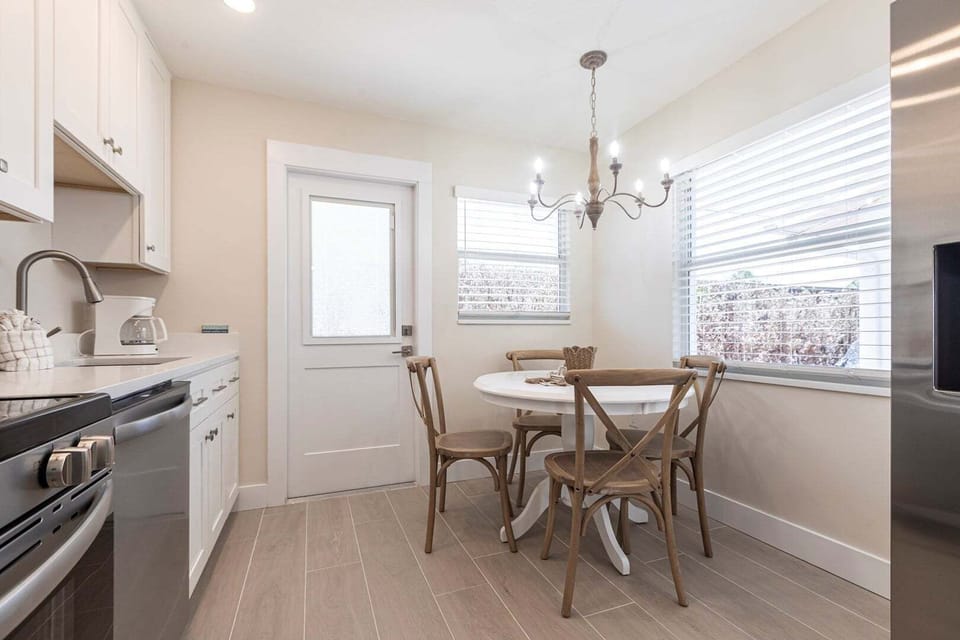 06 Dining Area