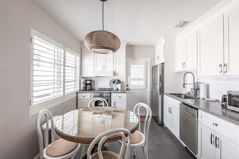 06 Dining/Kitchen