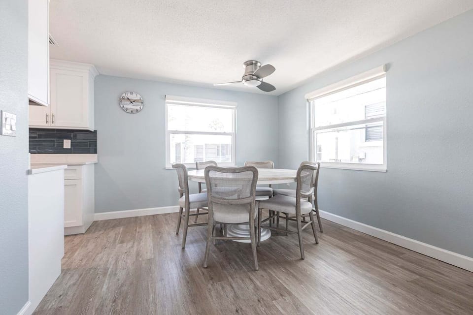06 Dining Area