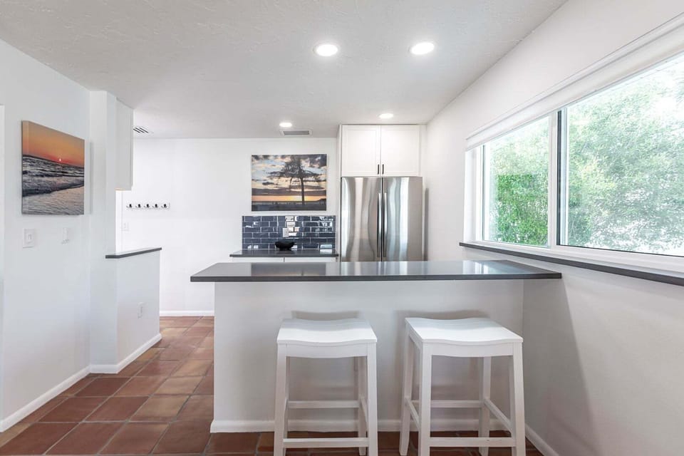 07 Dining to Kitchen