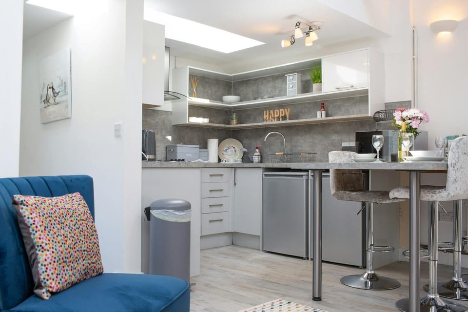 Breakfast bar with two stools