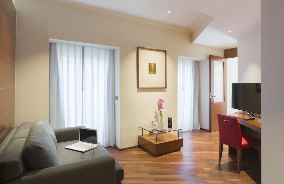 Junior Suite, 1 King Bed with Sofa bed, City View | Premium bedding, free minibar, in-room safe, desk
