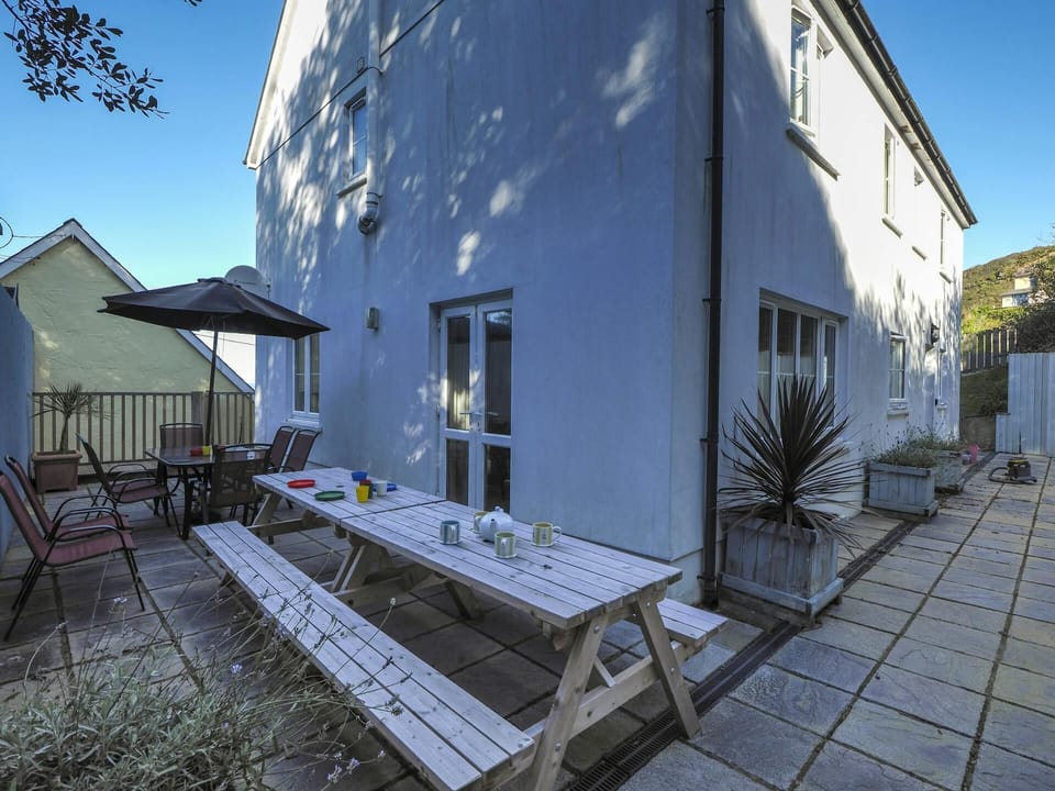 Golyfa Mor enclosed patio with table and chairs