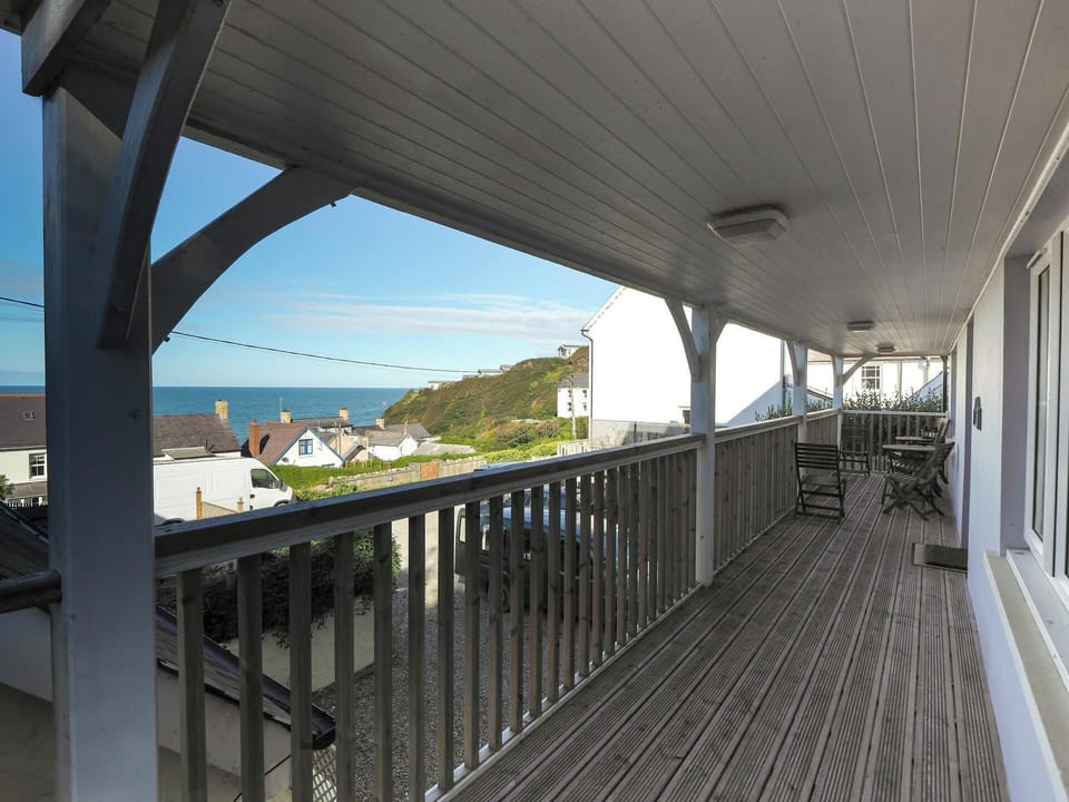 Golygfa Mor veranda with views over the sea