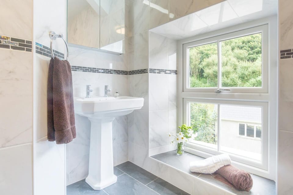Shower room  with wash basin and mirror above