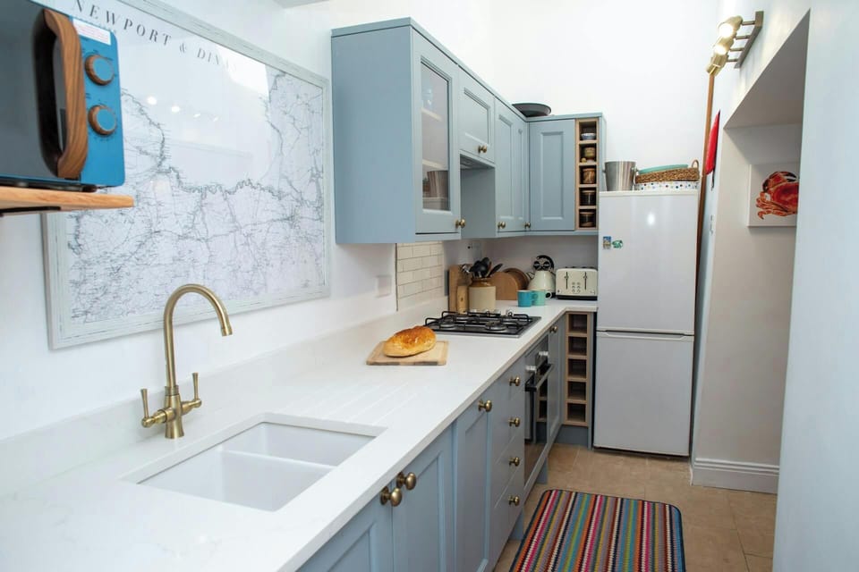 Kitchen with base and wall mounted cupboards