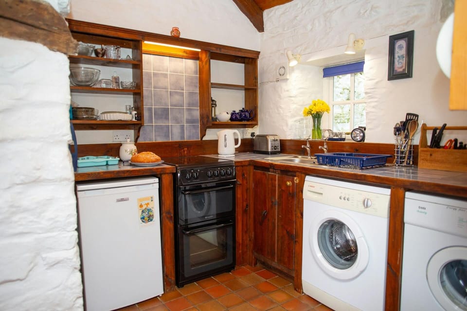 Kitchen with sink, cooker, shelves