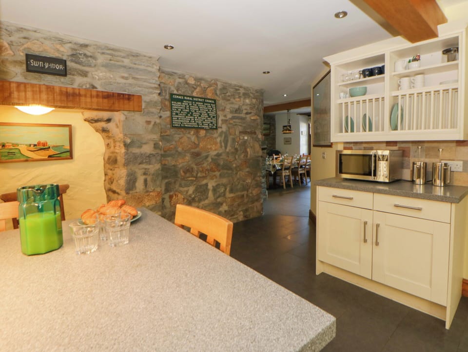 Cottage | Dining