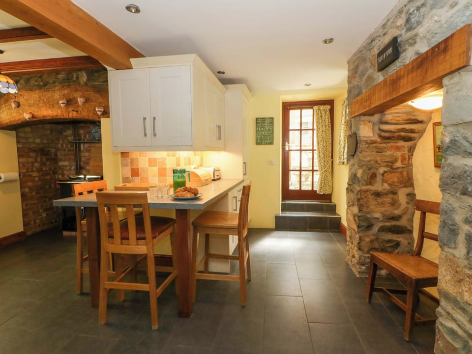 Cottage | Private kitchen | Fridge, dishwasher, electric kettle, toaster