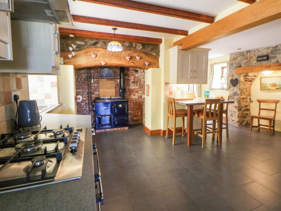 Cottage | Private kitchen | Fridge, dishwasher, electric kettle, toaster