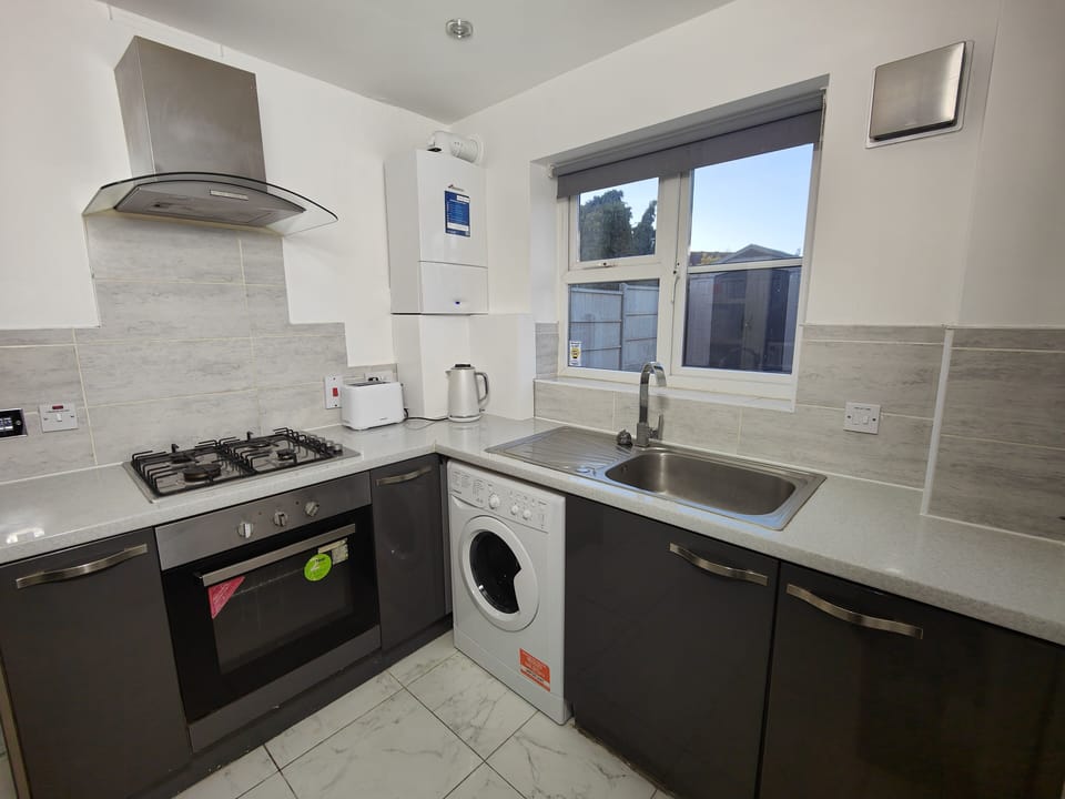 House | Private kitchen | Fridge, microwave, oven, stovetop
