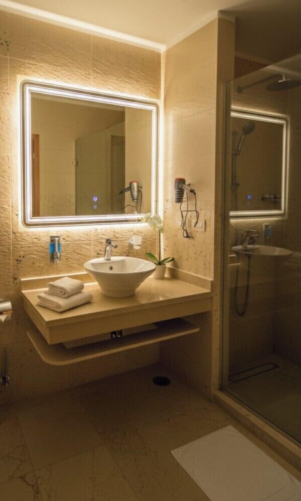 Design Triple Room | Bathroom | Combined shower/tub, rainfall showerhead, designer toiletries