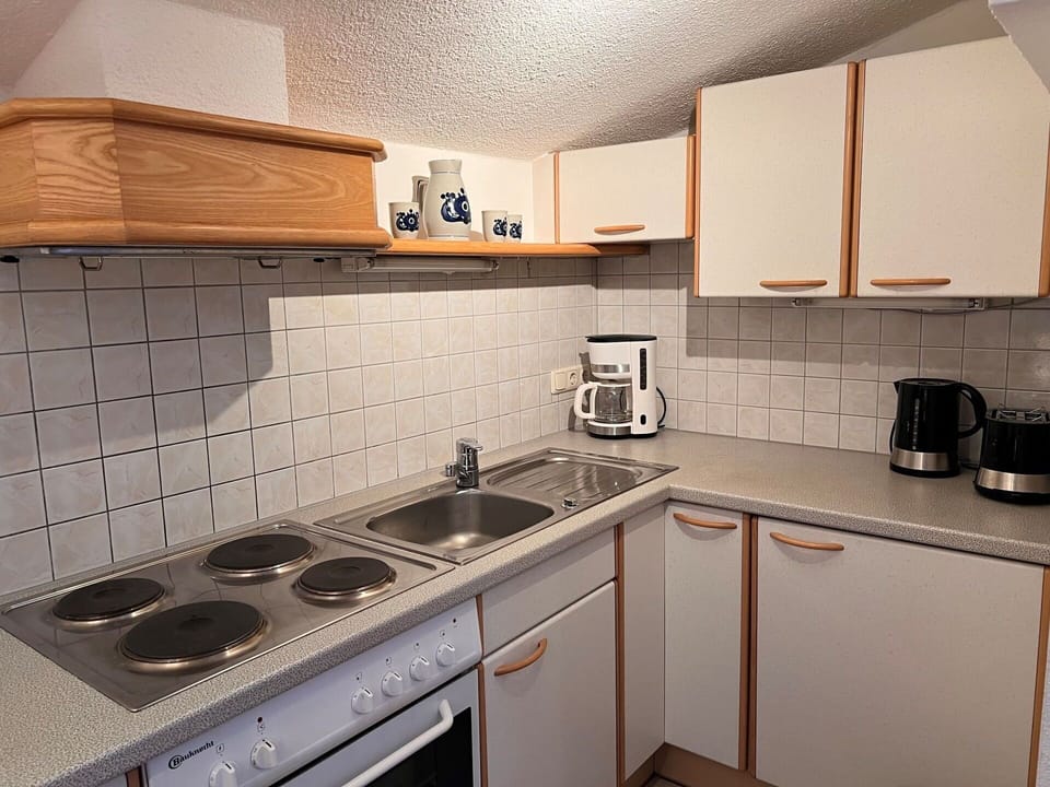 Cabinetry, Property, Countertop, Gas Stove, Kitchen Sink, Kitchen Stove, Cooktop, Kitchen Appliance, Home Appliance, Kitchen