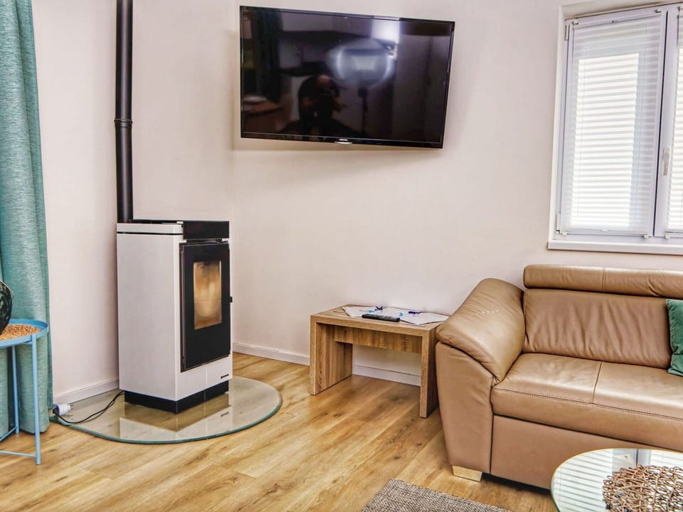 Couch, Comfort, Wood, Window, Flooring, Floor, Picture Frame, Building, Living Room, Studio Couch