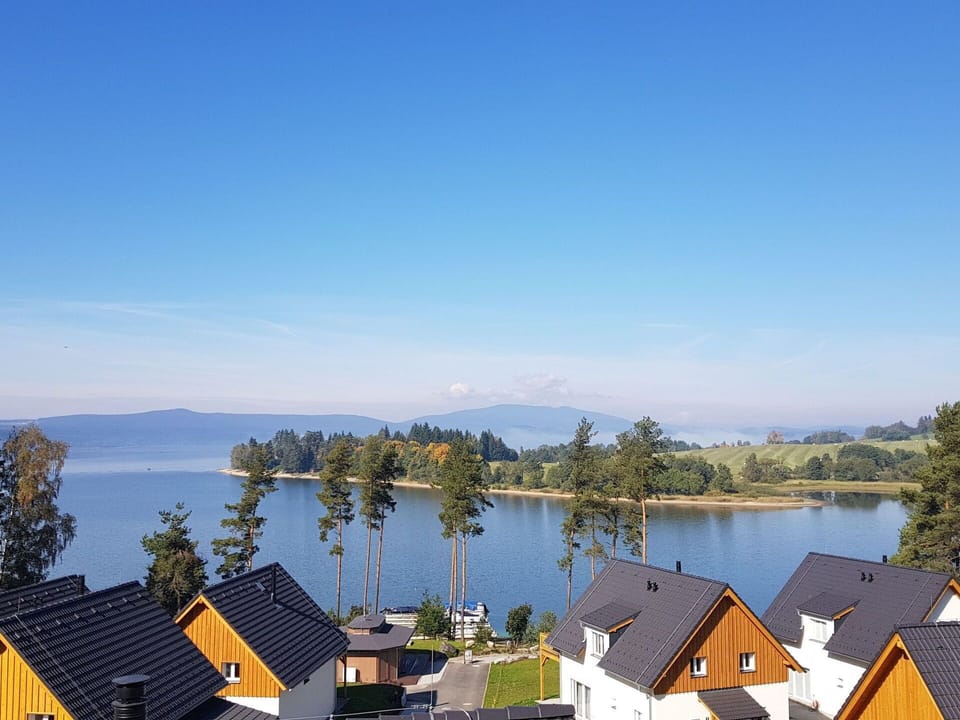 Water, Sky, Building, Nature, Tree, House, Lake, Horizon, Real Estate, Natural Landscape