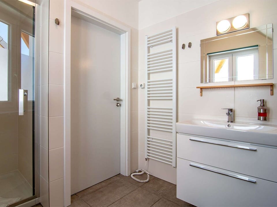 Building, Property, Countertop, Cabinetry, Mirror, Bathroom Cabinet, Sink, Interior Design