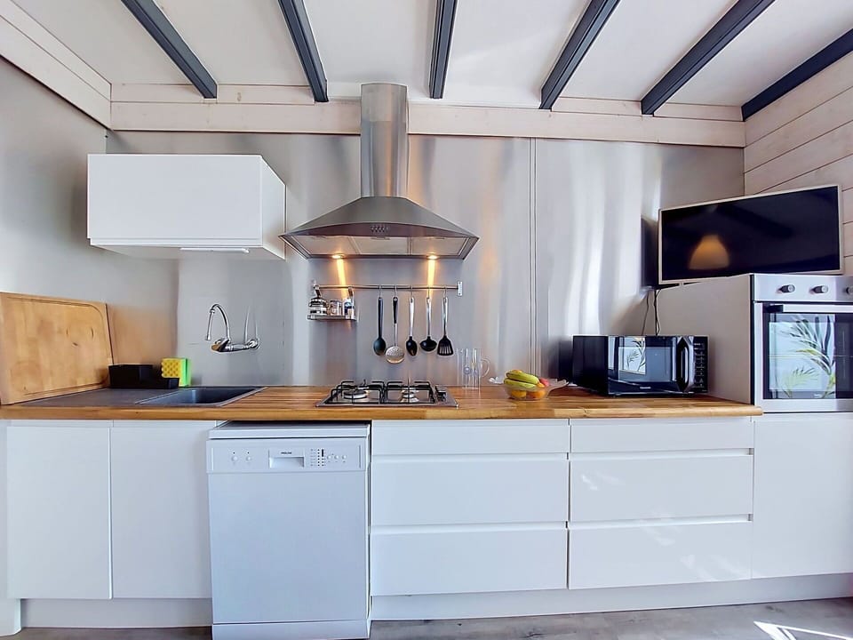 Kitchen Appliance, Kitchen, Countertop, Major Appliance, Home Appliance, Cabinetry, Interior Design, Flooring, Wood, Furniture