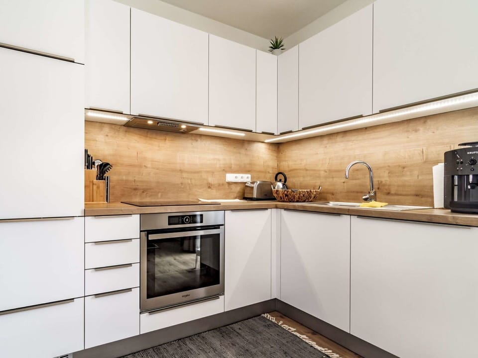 Cabinetry, Countertop, Property, Kitchen Stove, Tap, Sink, Kitchen Sink, Building, Kitchen, Wood
