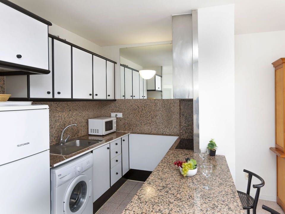 Countertop, Cabinetry, Property, Furniture, Sink, Tap, Kitchen Stove, Building, Kitchen, Kitchen Sink