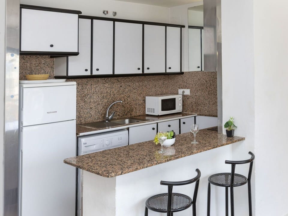 Countertop, Cabinetry, Kitchen Sink, Furniture, Tap, Sink, Property, Kitchen, Wood, Interior Design