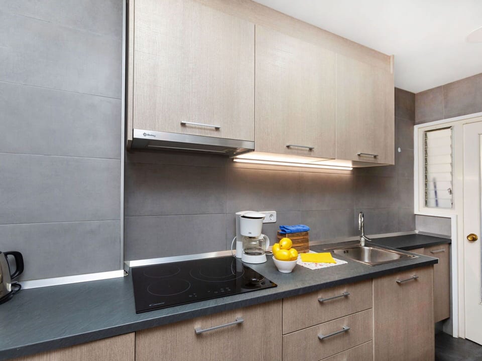 Cabinetry, Kitchen Sink, Countertop, Property, Tap, Building, Sink, Kitchen Stove, Kitchen, Wood
