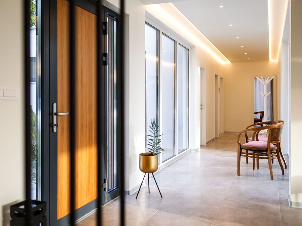 Building, Wood, Interior Design, Hall, Comfort, Flooring, Door, Floor, Houseplant