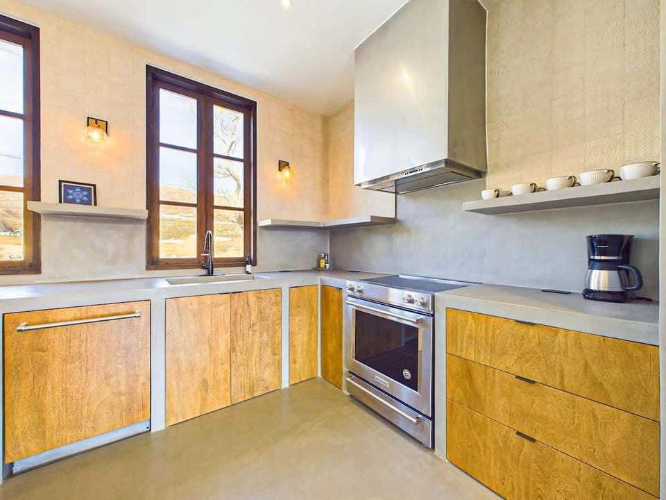 Gourmet kitchen, fully stocked