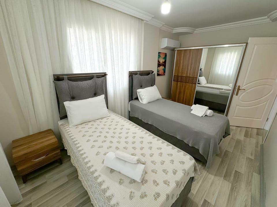 4 bedrooms, Egyptian cotton sheets, premium bedding, blackout drapes