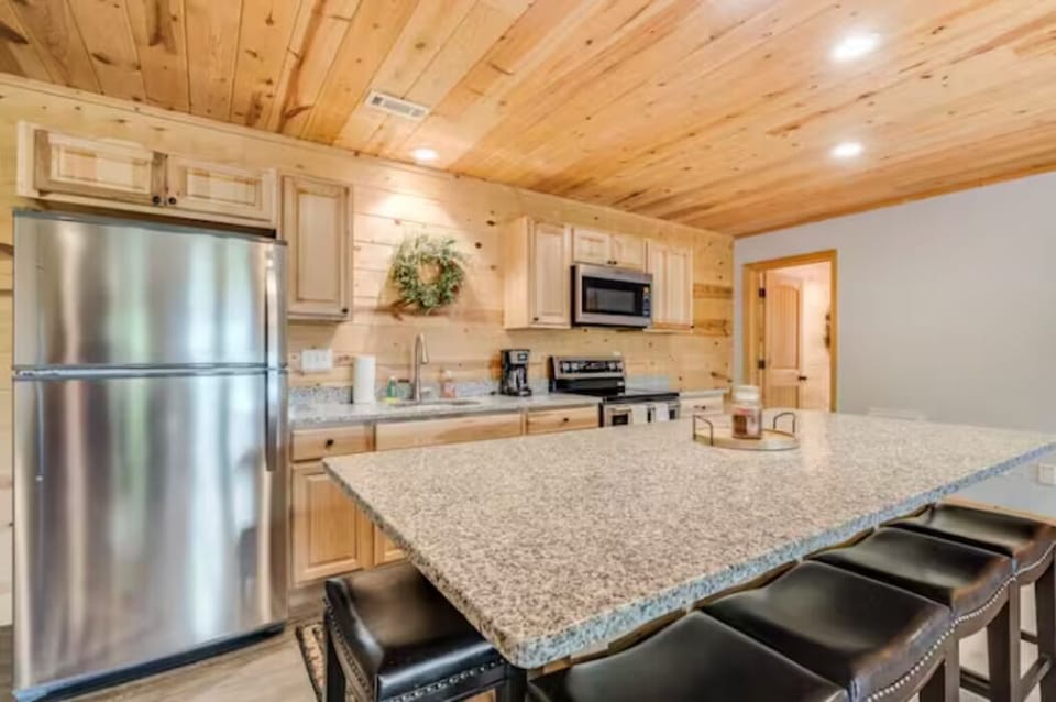 "House is very spacious and very well stocked kitchen"-Megan Nov2025 

